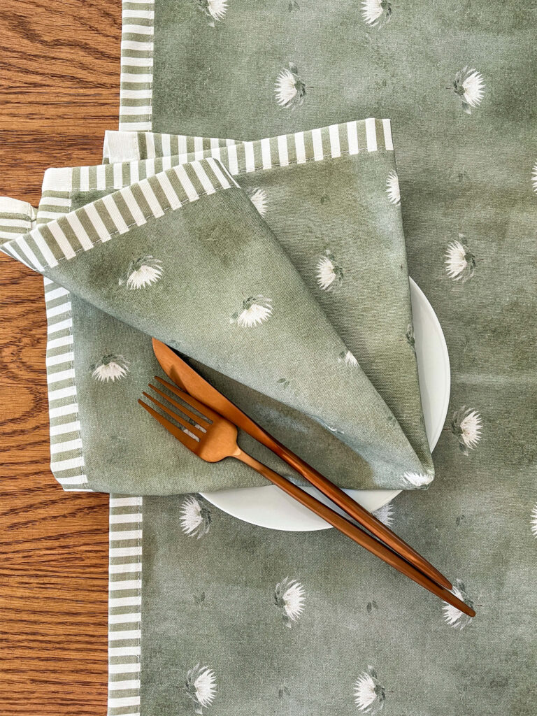 Table runner & Napkins: fabric/sage